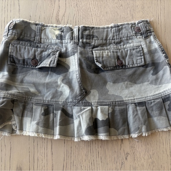 Ladies Roxy Camo Mini Skirt. Size 9 - Picture 2 of 3